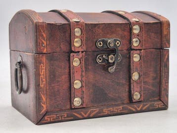 Kist - Decoratieve schatkist – houten schatkist met metalen, Antiek en Kunst, Curiosa en Brocante