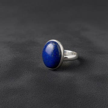 Ring van lapis lazuli, bestrooid met pyriet. Bevestiging op