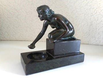 Art Deco Vrouw met kom - sculptuur, Frankrijk - 12.5 cm -