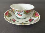 Een Famille Rose Floral kop- en schotel-set uit de
