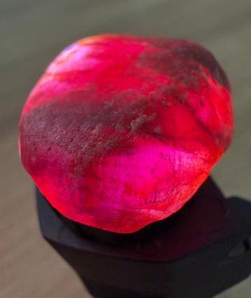 Robijn Pigeon Blood Ruby! 74 ct. Mozambique Groot Magnifiek