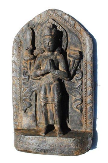 Boeddha Tara — Oudere stele met inscriptie, altaar Nepal, 35