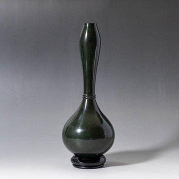 Japanse koper Ichirinzashi knopvaasje met groen-zwart patina