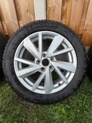 Audi Q2 SQ2 17 inch originele velgen met winterbanden., Ophalen, Banden en Velgen, 17 inch, Winterbanden