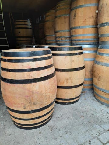 Eiken en kastanje houten regentonnen, wijnvaten, bloembakken, 150 liter of meer, Nieuw, Ophalen of Verzenden, Met pomp
