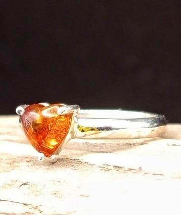 Uniek stuk: ring van 925 zilver met cognac-amber hartvorm,