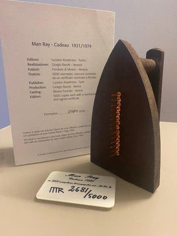 Man Ray (1890-1976) - sculptuur, Cadeau - 15 cm - IJzer -, Antiek en Kunst