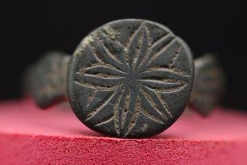 Middeleeuws (gotisch) - Bronzen abstract gedecoreerd ring -