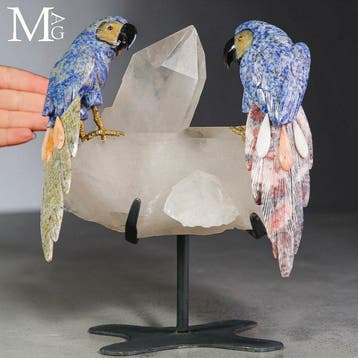 Artistiek uitgehouwen Blauwe sodalietpapegaaien op een grote