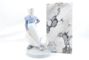 Royal Copenhagen - Beeldje - “Goose Girl” – No. 067 - With, Antiek en Kunst