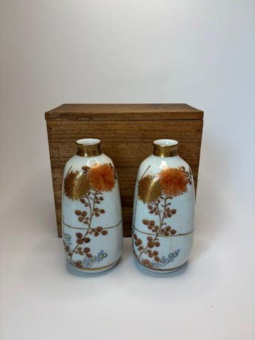 Een paar Japanse vazen van porselein in Satsuma-stijl – goud