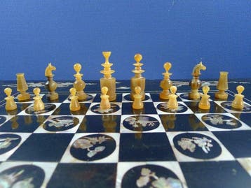 Jeu déchecs en corne Vietnam un échiquier en laque, Antiek en Kunst, Curiosa en Brocante