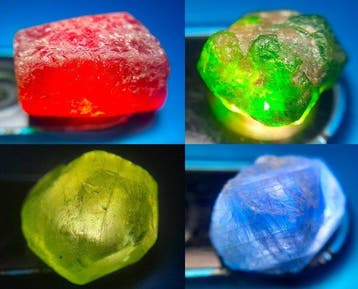 POKER GEMS - 43,3 ct - natuurlijke smaragd, robijn, saffier,