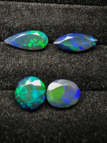 5.4ct Zwarte Opaal Faceted- 1.08 g - (4)