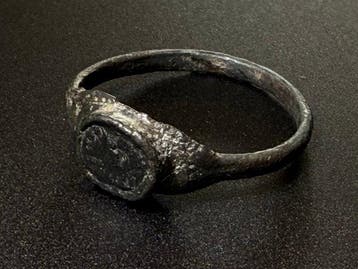 Oud-Romeins Brons, ring met een aan de linkerkant gedrapeerd