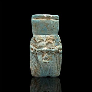 Replica van het oude Egyptische Hoofdamulet van de godin