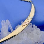 Gouden fantasieschakel collier met een tricolor vaste hanger, Ophalen of Verzenden, Gebruikt, Overige kleuren, Goud