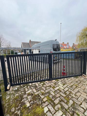 Zware Lamellen Inrijpoort 360 cm breed. Nu Slechts € 2768,60, Staal, Nieuw, Ophalen of Verzenden, 200 cm of meer
