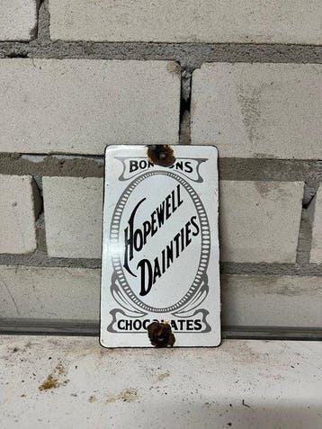 Vintage Hopewell Dainties Chocolates reclamebord – emaille