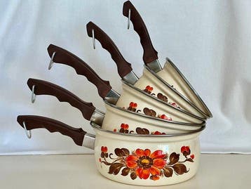 Moneta , prachtig set geëmailleerde vintage kookpannen met