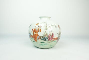 Famille Rose appelvormige vaas met motief van spelende