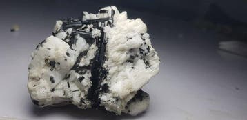 Zwarte toermalijn op albiet Mineralencollectie - Hoogte: 75