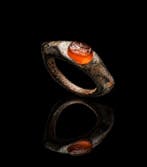 Oud-Romeins, Keizerrijk Zeer mooie bronzen ring met rode