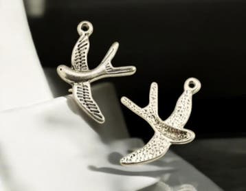 4 x Metalen bedeltje van een vogel, Zwaluw antiek zilverk..., Ophalen of Verzenden, Nieuw, Bedel