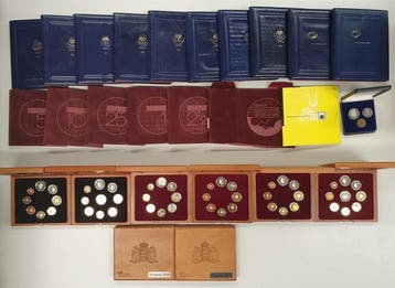 Nederland. Collectie 23 proof en muntsets 1984-2011, Postzegels en Munten