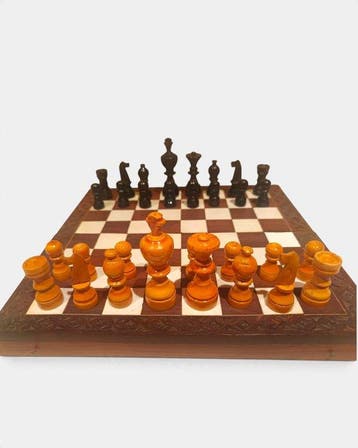 Schaakspel - piezas madera lacada - houten gegraveerd bord