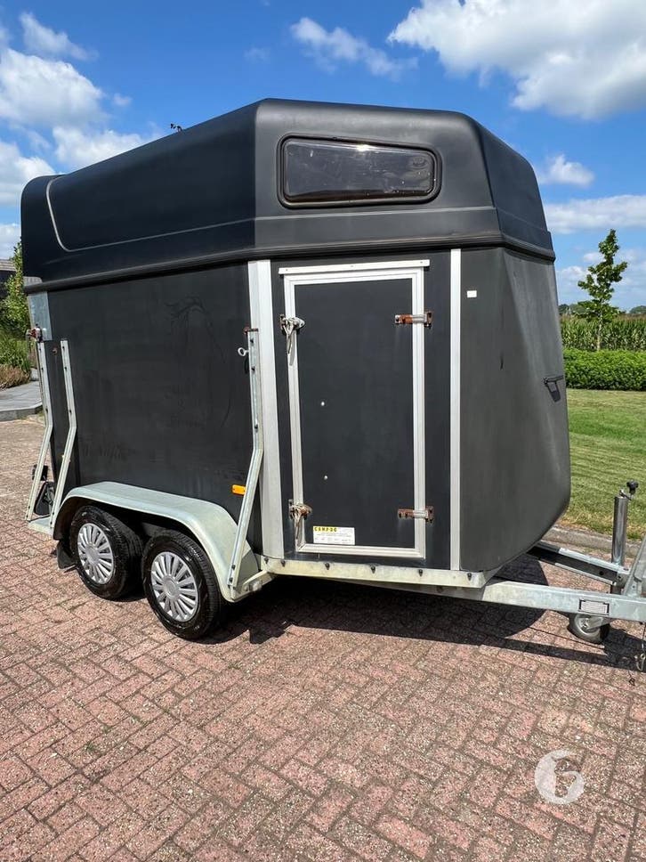 Mooie Hotra 2-paards met zadelkamer!, Dieren en Toebehoren, Paarden en Pony's | Trailers en Aanhangwagens, 2-paards trailer, Zo goed als nieuw