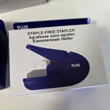 Plus STAPLE FREE STAPLER - Nietmachine zonder nietjes | blau, Ophalen of Verzenden, Nieuw in verpakking