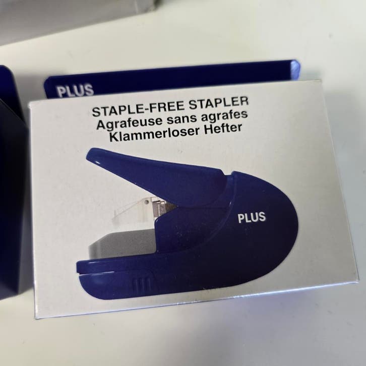 Plus STAPLE FREE STAPLER - Nietmachine zonder nietjes | blau, Zakelijke goederen, Kantoor en Winkelinrichting | Kantoorartikelen