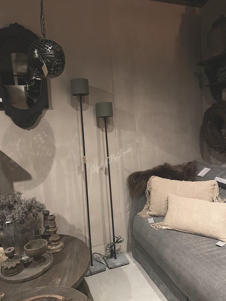 Aura Peeperkorn vloerlamp zwarte buis / hardstenen voet 130, Huis en Inrichting, Lampen | Overige, Nieuw, Ophalen of Verzenden