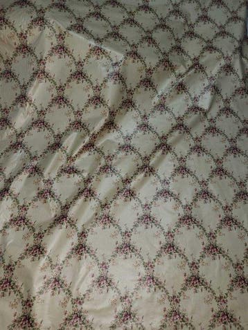 Lentetuin: katoenen satijn met bloemrijke tralcie in tinten