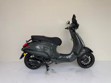 Vespa Sprint Snor 25 km, BWJ 10-2018, Ferrari Grey, Fietsen en Brommers, Scooters | Vespa, Gebruikt, Ophalen of Verzenden, Benzine