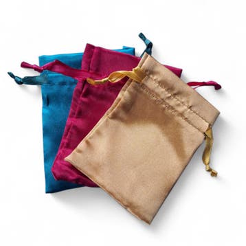 3 Satijn cadeauzakjes - mix - kerst- kerstmis, Ophalen of Verzenden, Nieuw, Cadeauzakje