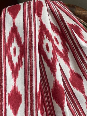 Dubbel breed, geweven stof met etnisch ikat-patroon in het