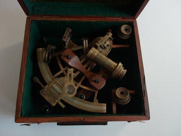 Maritieme objecten (2) - Messing, Hout- Sextant en kompas