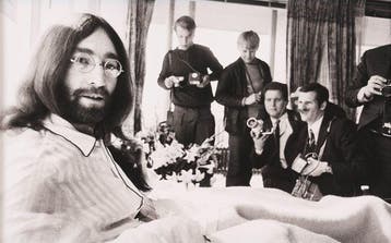 Claude VanHeye (1948) - John Lennon in Bed ( Hilton, Antiek en Kunst