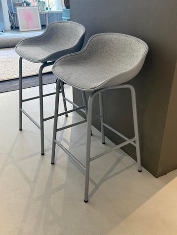 Hyg barkruk Normann Copenhagen met grijze front upholstery, Ophalen, Kunststof, Met voetsteun, 60 tot 90 cm