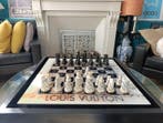 Dominique Kleiner - VUITTON – Échiquier d’exception 47 x 47, Antiek en Kunst