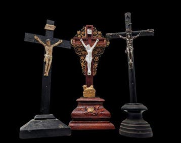 Antiek Crucifix (3) - verbrand hout en zilverkleurig metaal, Antiek en Kunst