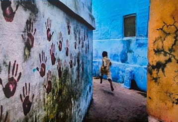 Steve McCurry (1950–) - Boy in mid-flight in Jodhpur. India,