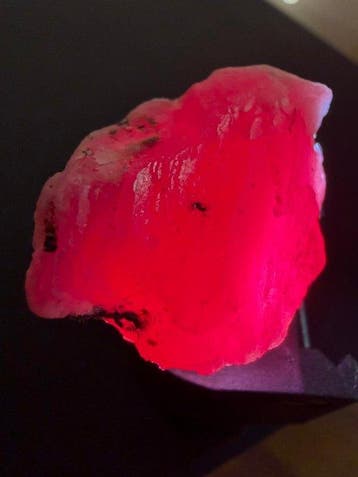 Robijn Ruwe steen. 91,56 ct. Mozambique. Grote duifbloed