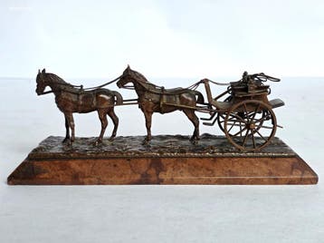 Brons sculptuur van een tweespan koets op...