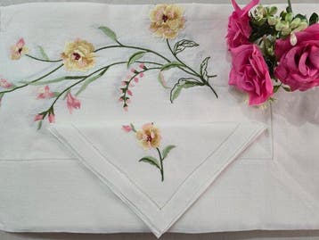 Tovaglia in puro lino con ricamo a macchina e rifinitura a