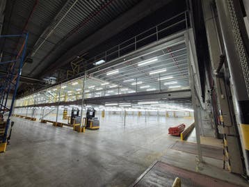 Entresolvloer, Tussenvloer 2500 m2, Zakelijke goederen
