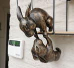 Beeldje - vallende hazen - Brons