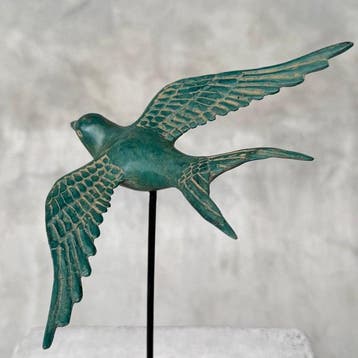 sculptuur, NO RESERVE PRICE - Swallow Fly Up on Stand - 26, Antiek en Kunst